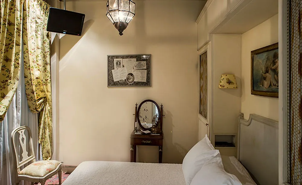 ***  Hotel Caron De Beaumarchais Párizs Franciaország